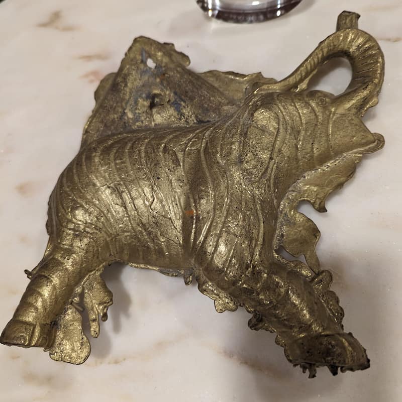 Esta es media parte de una figura de elefante recien sacado de su caja de fundición, el bronce ya está solidificado