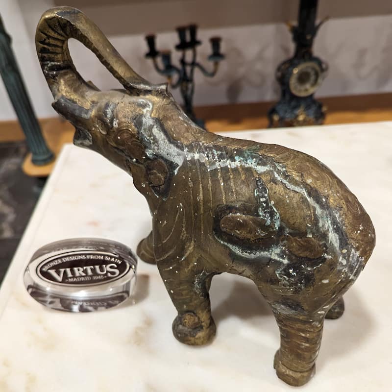 Las dos mitades de nuestra figura de elefante ya han sido recortadas, y ahora hemos soldado ambas para conseguir esta figura completa