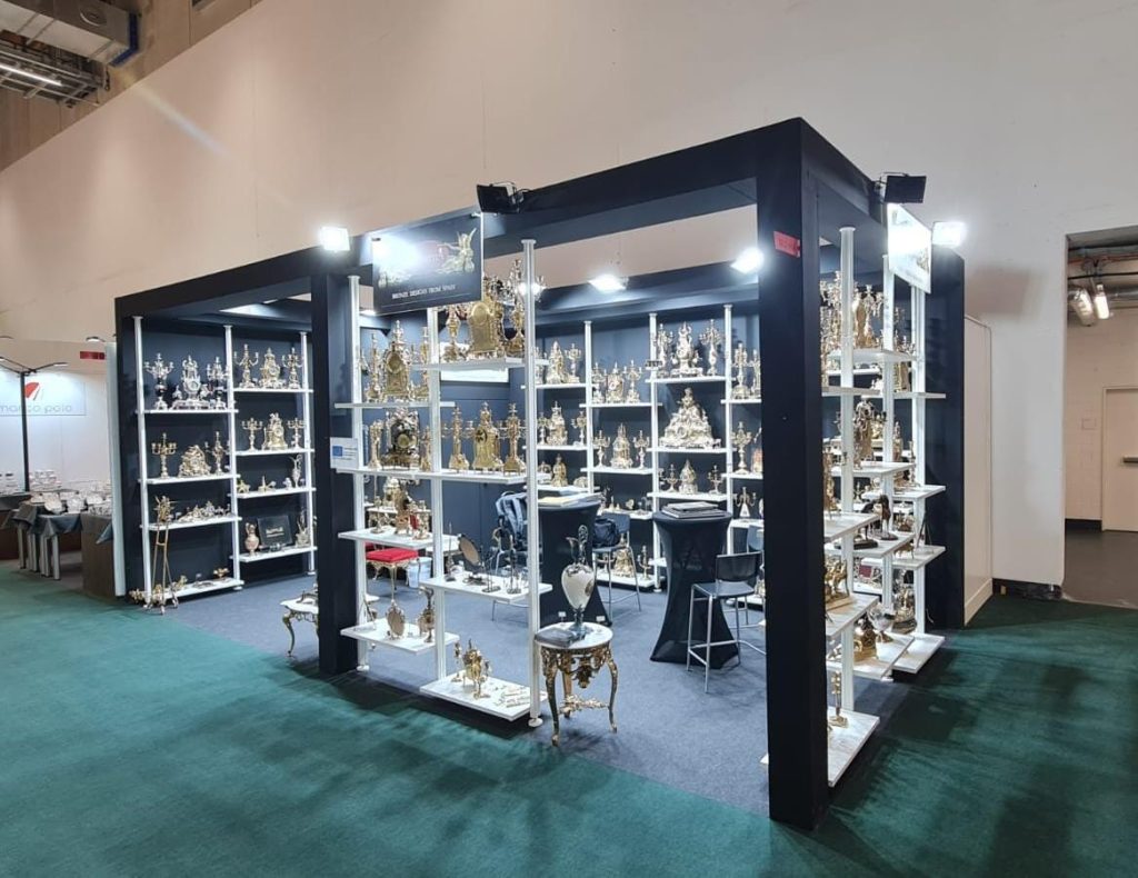 Virtus 1945 stand presenting the bronze figures